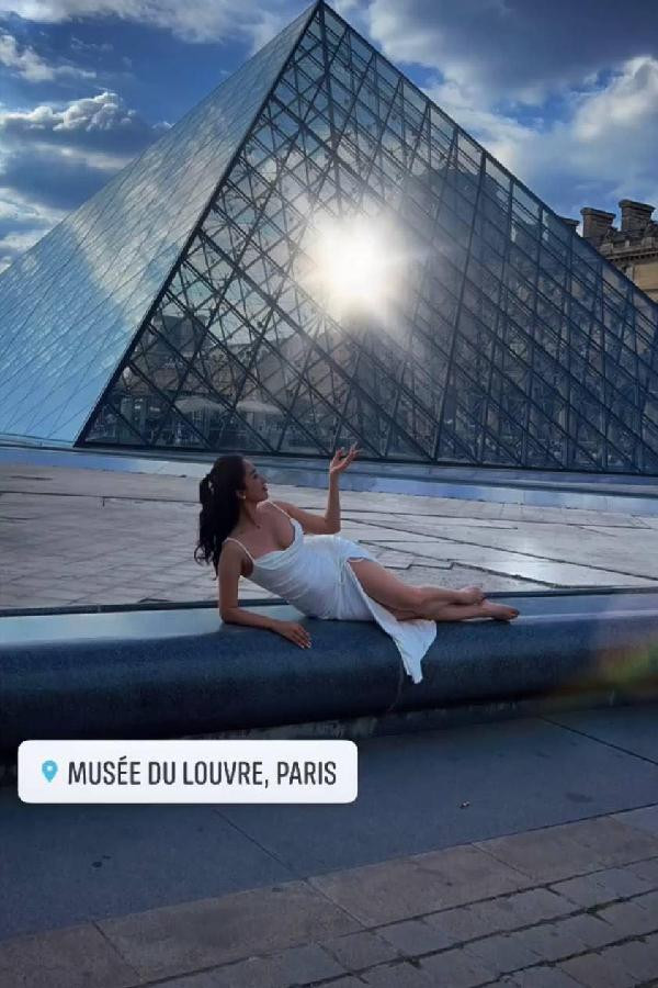 hông qua ảnh hậu trường đám cưới, khán giả có thể nhận thấy điểm chung của các mẫu đầm đều ôm sát, giúp người đẹp sinh năm 1982 khoe được vóc dáng đáng ngưỡng mộ của một kiện tướng dancesport.