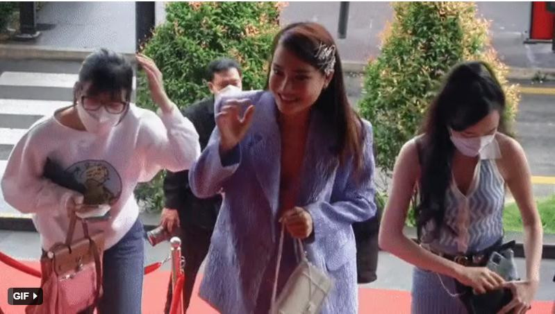 ậu sinh con, Nhã Phương ngày càng gầy, đôi chân bé đến ngỡ ngàng. Chỉ trong clip ngắn của team qua đường, netizen đã tranh cãi xôn xao về sắc vóc liệu có còn "đỉnh chóp" của Nhã Phương?