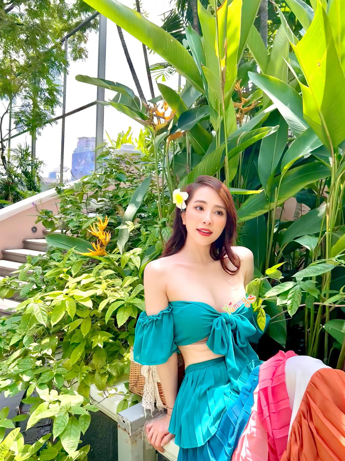 Ở tuổi 34, nhan sắc của Quỳnh Nga ngày càng thăng hạng. Phong cách của nữ diễn viên cũng táo bạo và quyến rũ hơn. Nổi tiếng với thân hình đồng hồ cát quyến rũ, Quỳnh Nga rất chăm diện style ôm sát, cắt xẻ. Đặc biệt, những mẫu váy áo hai dây được cô tận dụng triệt để, khéo khoe vòng 1 bốc lửa, sexy khó rời mắt. 