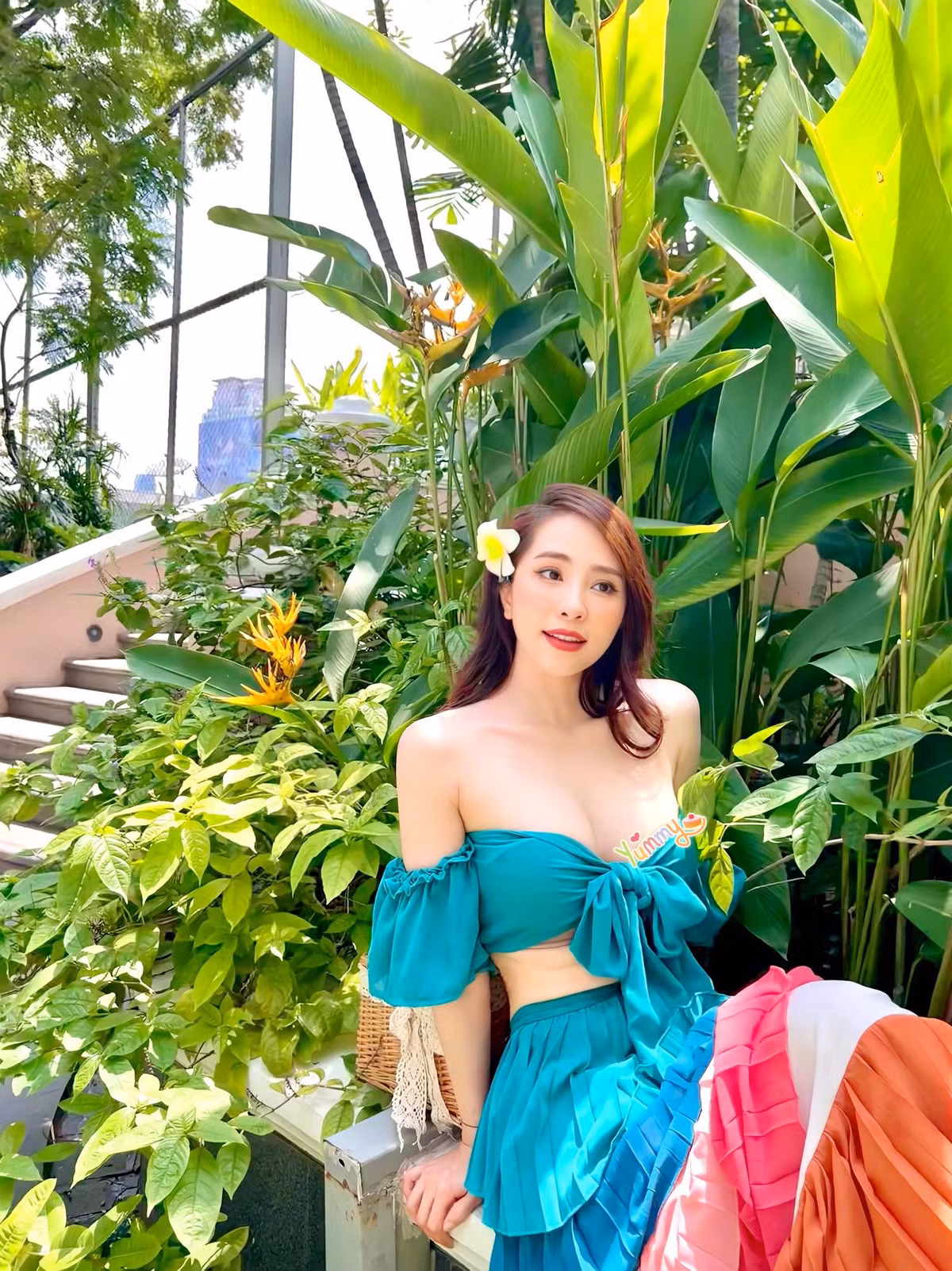 Ở tuổi 34, nhan sắc của Quỳnh Nga ngày càng thăng hạng. Phong cách của nữ diễn viên cũng táo bạo và quyến rũ hơn. Nổi tiếng với thân hình đồng hồ cát quyến rũ, Quỳnh Nga rất chăm diện style ôm sát, cắt xẻ. Đặc biệt, những mẫu váy áo hai dây được cô tận dụng triệt để, khéo khoe vòng 1 bốc lửa, sexy khó rời mắt. 