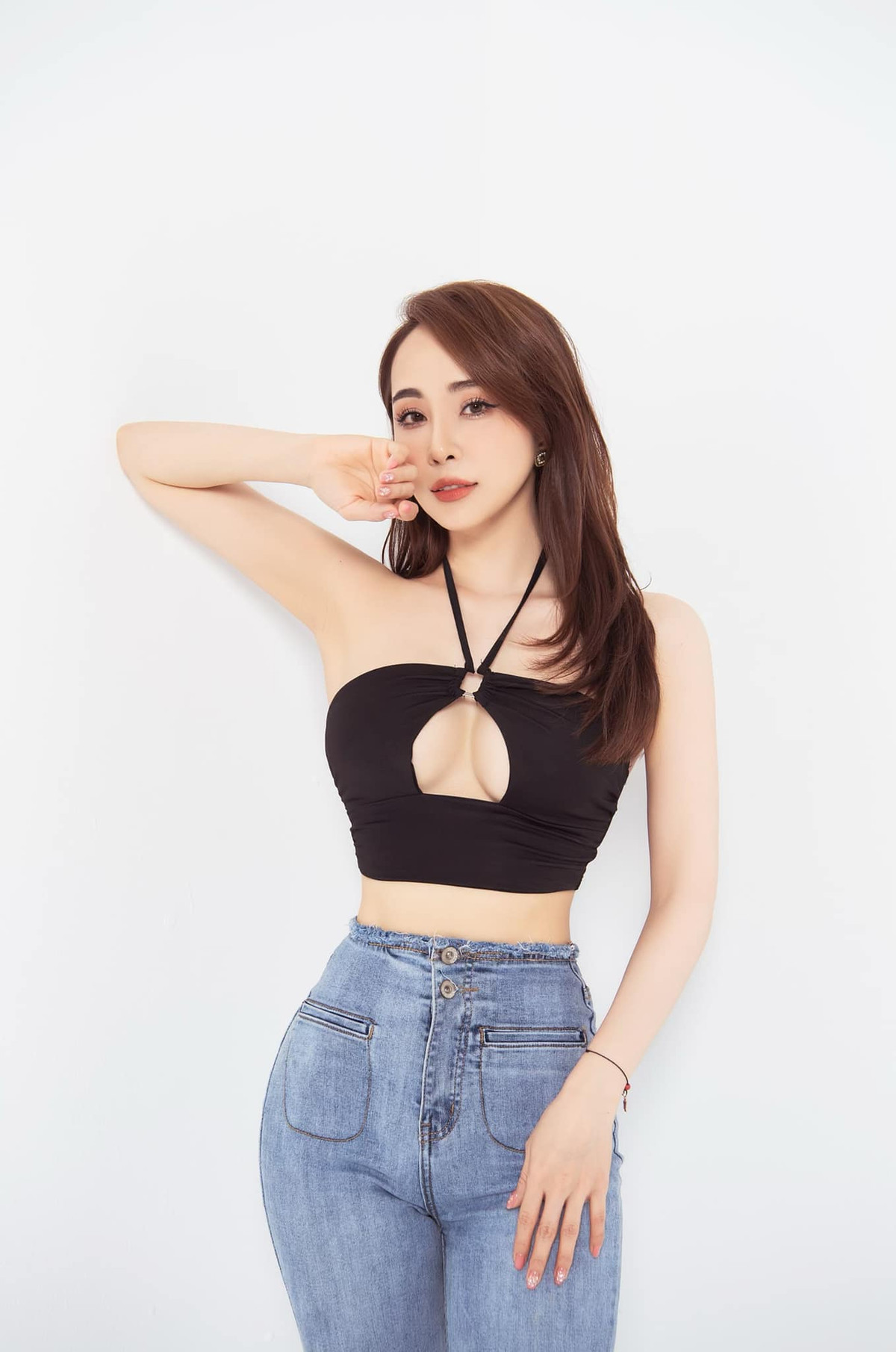 Trên trang cá nhân, Quỳnh Nga thường xuyên khoe những hình ảnh phô diễn vòng 1 tròn đầy.