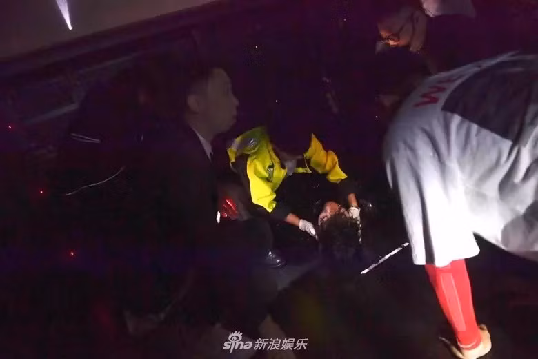 Năm 2018, Cổ Cự Cơ ngã từ độ cao 2 m vì chiếc bục giữa sân khấu bất ngờ hạ xuống. Sau khoảng 10 phút được sơ cứu, anh tiếp tục buổi trình diễn. Năm 2019, ngôi sao sinh năm 1972 từng gặp tai nạn cháy trang phục biểu diễn.