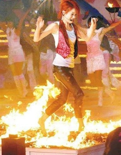 Dung Tổ Nhi dùng thiết bị phun lửa để tiết mục trở nên đặc sắc. Tuy nhiên, gió lớn làm lửa bùng to khiến nữ ca sĩ luống cuống bỏ chạy. Cô bị bỏng ở chân và phải nhập viện.