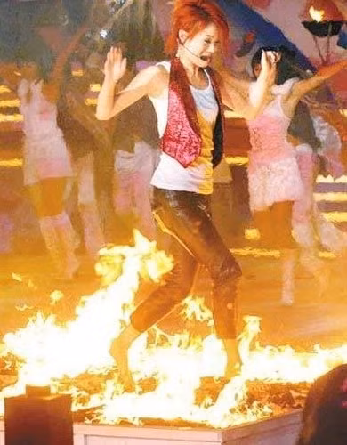 Dung Tổ Nhi dùng thiết bị phun lửa để tiết mục trở nên đặc sắc. Tuy nhiên, gió lớn làm lửa bùng to khiến nữ ca sĩ luống cuống bỏ chạy. Cô bị bỏng ở chân và phải nhập viện.