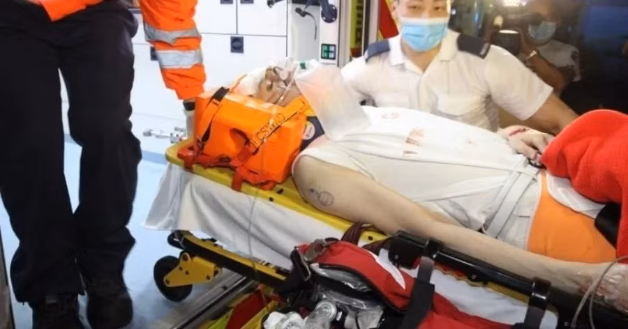 Còn A Mo, do bị màn hình LED rơi trúng nên thương tích rất nghiêm trọng. Nam vũ công tổn thương nặng vùng cột sống và xương chậu. Anh đang phải nằm trong phòng chăm sóc đặc biệt dù vẫn tỉnh táo. Theo HK01, A Mo trải qua ca phẫu thuật kéo dài 7-8 tiếng. Nam vũ công đối diện nguy cơ bị liệt nửa người. Cha mẹ anh đang thu xếp từ Canada về Hong Kong.