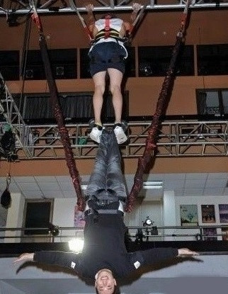 Khi diễn tập cho đêm nhạc năm 2014, nam ca sĩ Phan Vỹ Bá chuẩn bị tiết mục nhấc bổng lên không trung. Tuy nhiên, anh mất thăng bằng và ngã xuống đất, bị chấn thương đầu. Sao nam Đài Loan phải phẫu thuật 2 lần, khâu tổng cộng 17 mũi và hủy bỏ toàn bộ lịch trình trong hơn 3 tháng.