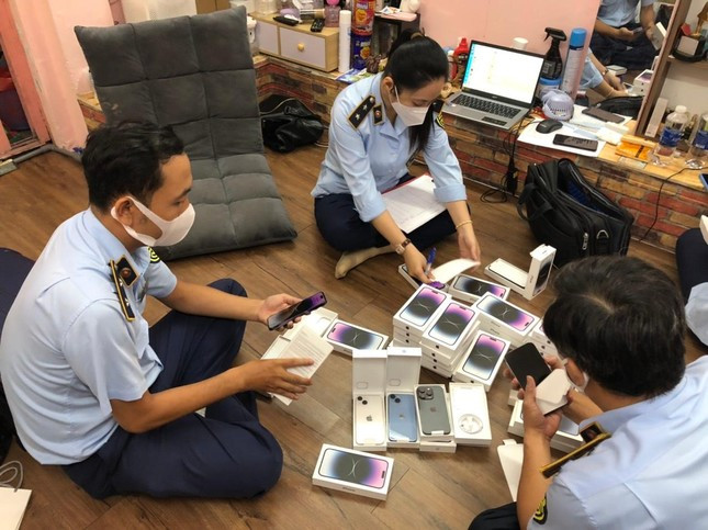 Thu giu lo dien thoai iPhone14 khong hoa don tri gia 1,6 ty