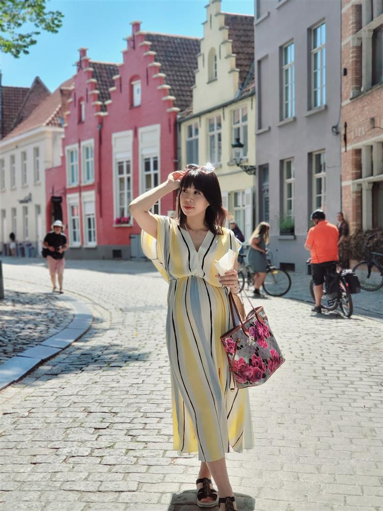 an Phương diện váy kẻ sọc để hack dáng thon thả, màu sắc tươi tắn. Check-in từ Pháp sang Bỉ, vợ Mạnh Trường diện váy vóc không trùng bộ nào. Dù bầu bí khá to ở khoảng tháng thứ 4-5 nhưng Lan Phương vẫn tươi tắn, rạng rỡ. Cô ưu ái chọn những thiết kế có phom rộng, xòe, màu sắc cùng giày dép bệt để tiện di chuyển. Những item này cũng giúp bà xã Mạnh Trường giấu bụng đáng kể.