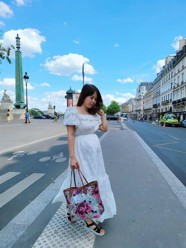 hiết kế váy trắng ren đục lỗ dáng xòe dài giúp cô "ăn gian" tuổi tác đáng kể. Cả chuyến đi, cô cũng khéo đi sandal đế thấp vừa an toàn cho thai nhi lại dễ dàng di chuyển.
