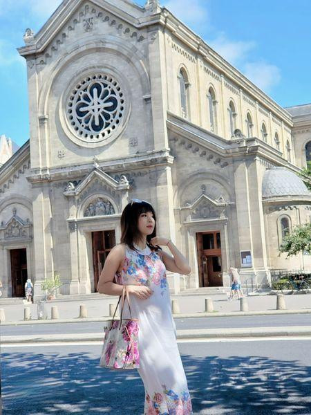 Nam diễn viên cũng không ngại ngần làm "phó nháy" cho vợ sống ảo. Dưới mỗi bài đăng, cư dân mạng để lại rất nhiều lời khen có cánh cho cặp vợ chồng trai tài gái sắc.