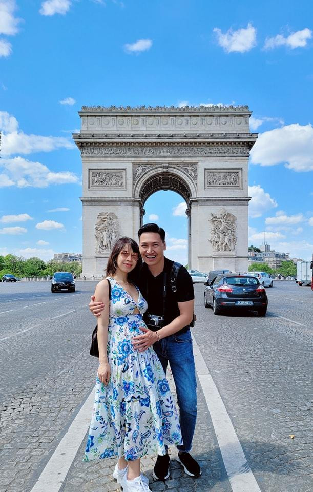 ạnh Trường và bà xã đang có chuyến du lịch trời Tây. Cách đây không lâu, anh vui mừng thông báo gia đình sắp đón chào nhóc tì thứ 3. Nam diễn viên không ngại ngần book ngay vé cùng vợ đi tận hưởng kì nghỉ ở trời Tây để vợ thư giãn trước khi "vượt cạn".