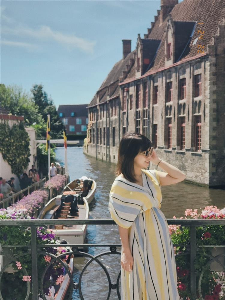 ợ nam diễn viên liên tục xả ảnh check-in các địa điểm nổi tiếng với vẻ ngoài tươi trẻ.