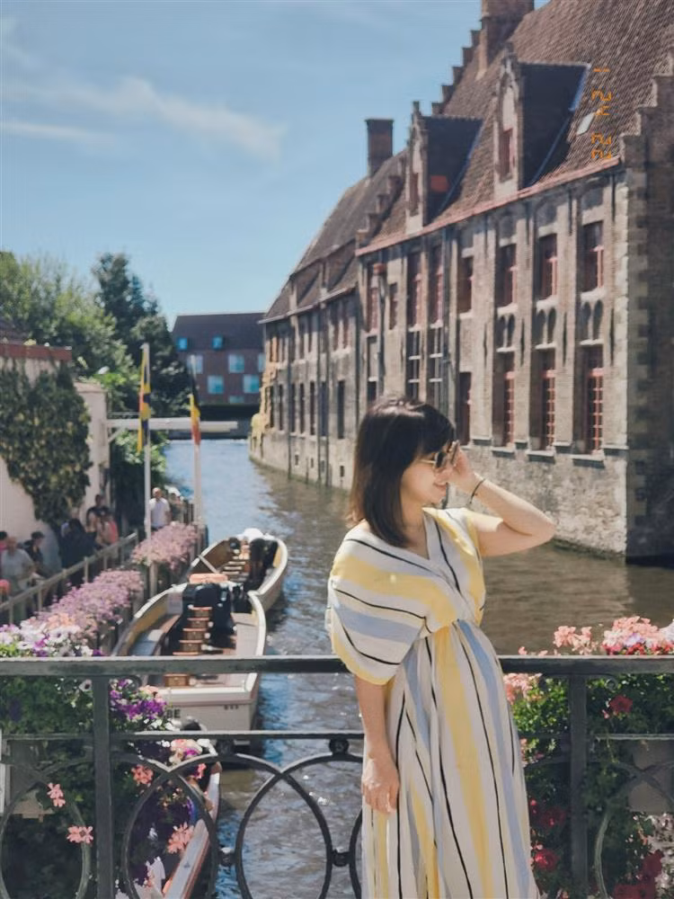 Vợ nam diễn viên liên tục xả ảnh check-in các địa điểm nổi tiếng với vẻ ngoài tươi trẻ.