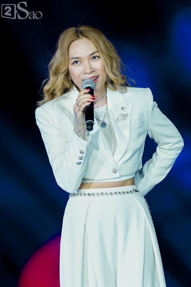 ận cảnh vòng 2 thon gọn của Mỹ Tâm.Clip Mỹ Tâm thể hiện ca khúc "Anh chưa biết đâu".