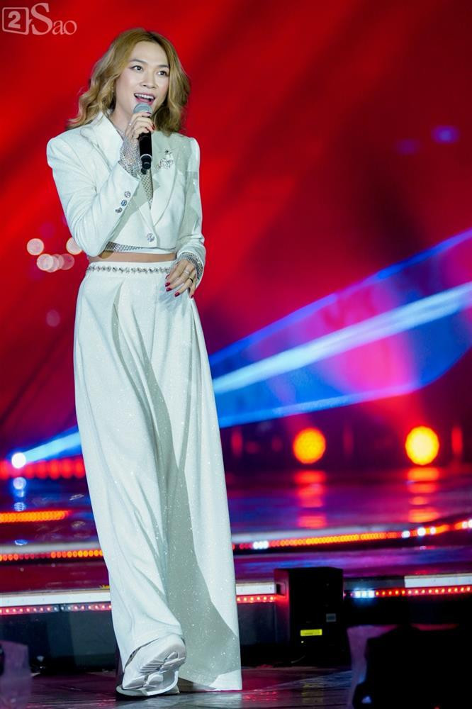 Theo đó trong một sự kiện, nữ ca sĩ đã khoe eo thon và bụng phẳng lì cùng những bước nhảy mạnh mẽ. Thậm chí khi Mỹ Tâm đăng tải hình ảnh trong đêm diễn này, người hâm mộ không ngừng để lại lời khen vòng 2 thon gọn của thần tượng.