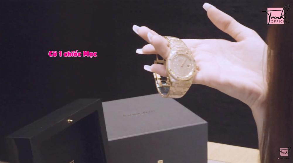 Có lần, người đẹp gây choáng với màn "chốt đơn" gọn lẹ chiếc đồng hồ Audemars Piguet trị giá 1 tỷ 830 triệu đồng (tương đương một chiếc xe Mercedes). Đây là chiếc đồng hồ mà Ngọc Trinh đã tăm tia suốt 1 tuần trước đó bởi thiết kế sang trọng. Giá thành đắt đỏ của chiếc đồng hồ là do các viên kim cương tuy sắp xếp ngẫu nhiên nhưng mô phỏng những đợt sóng biển nên đòi hỏi tay nghề cao của thợ thủ công và thời gian khá lâu để hoàn thành.