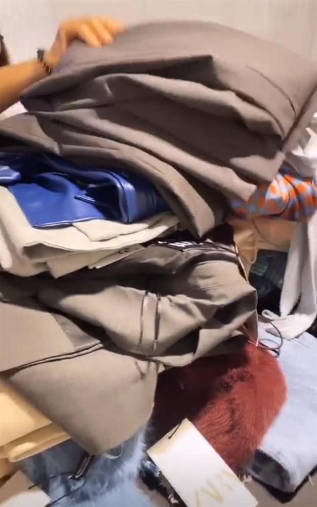 Quần áo chất cao như núi nhưng cũng không nhằm nhò gì so với một chiếc túi hiệu của người đẹp Trà Vinh.