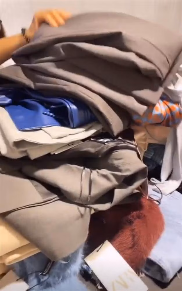 Quần áo chất cao như núi nhưng cũng không nhằm nhò gì so với một chiếc túi hiệu của người đẹp Trà Vinh.