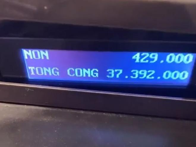 Đây không phải lần đầu, mẫu nội y khiến dân tình choáng trước độ chịu chi của mình. Riêng hàng thương hiệu bình dân, Ngọc Trinh thường shopping không cần nhìn giá. Một lần đi trung tâm thương mại cùng Thúy Kiều, cô cũng quẹt thẻ sương sương hóa đơn 38 triệu đồng.