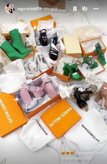 Chân dài Trà Vinh xếp la liệt những hộp giày ra sàn nhà với các màu chủ đạo xanh lá, đen, trắng, hồng... Đáng chú ý, có những thiết kế cùng 1 mẫu nhưng Ngọc Trinh tậu liền 3 đôi chỉ khác màu.