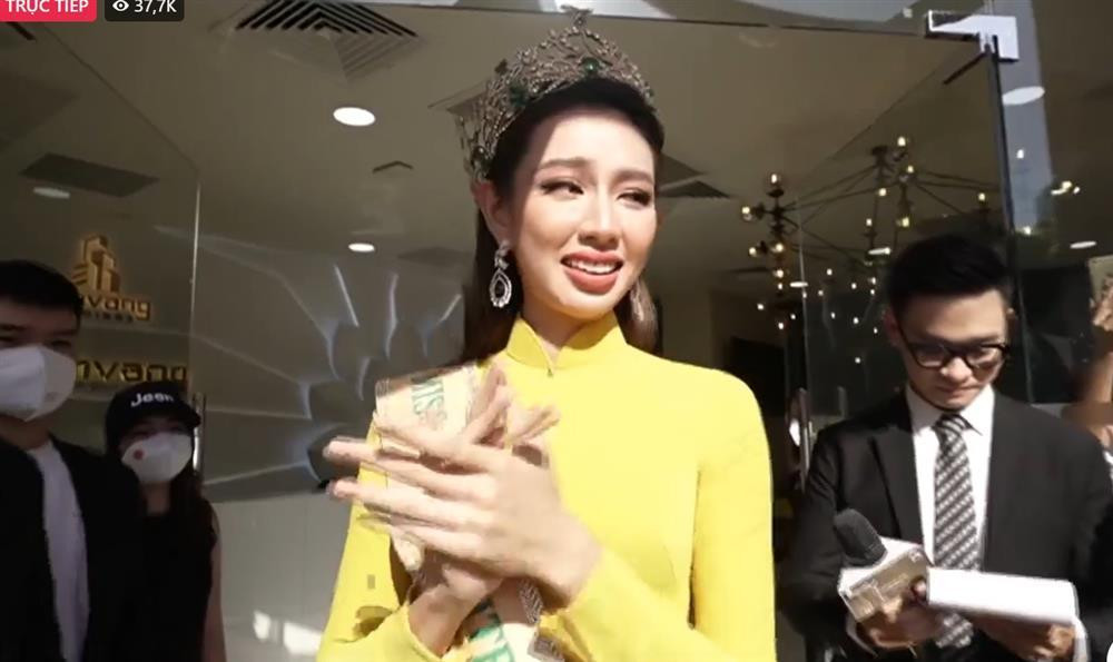 oa hậu không khỏi xúc động trước tình cảm của khán giả ngày trở về.