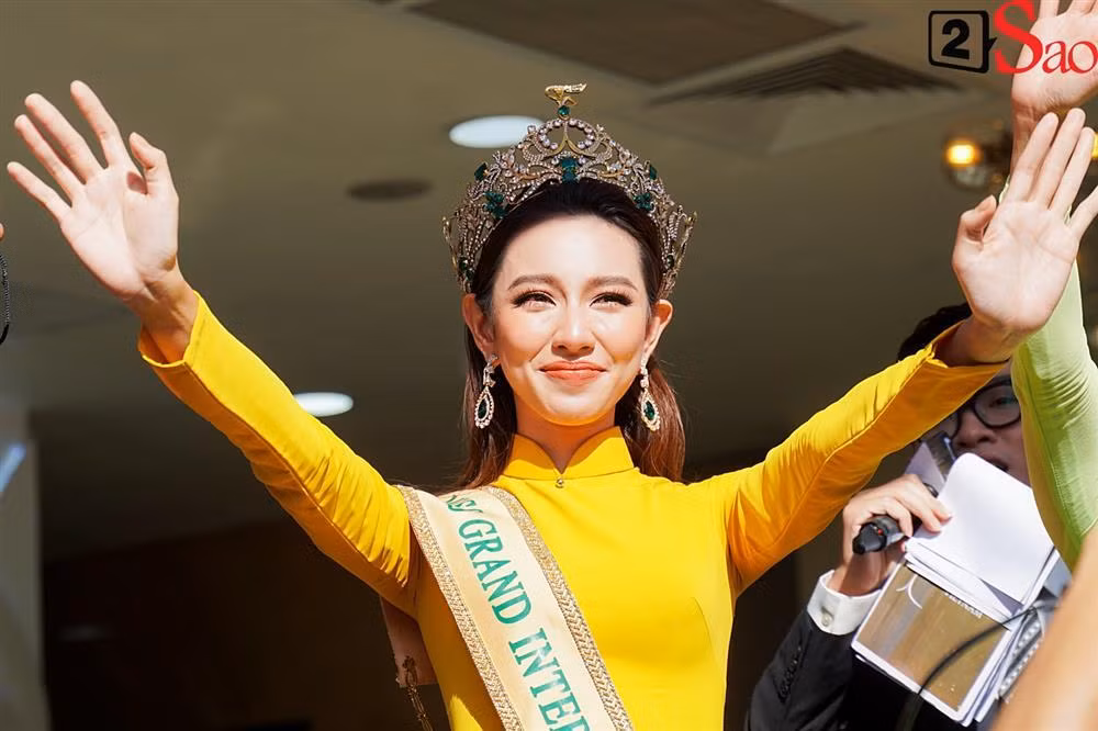 Thùy Tiên cười rạng rỡ, vẫy chào những người có mặt tại nơi đây.