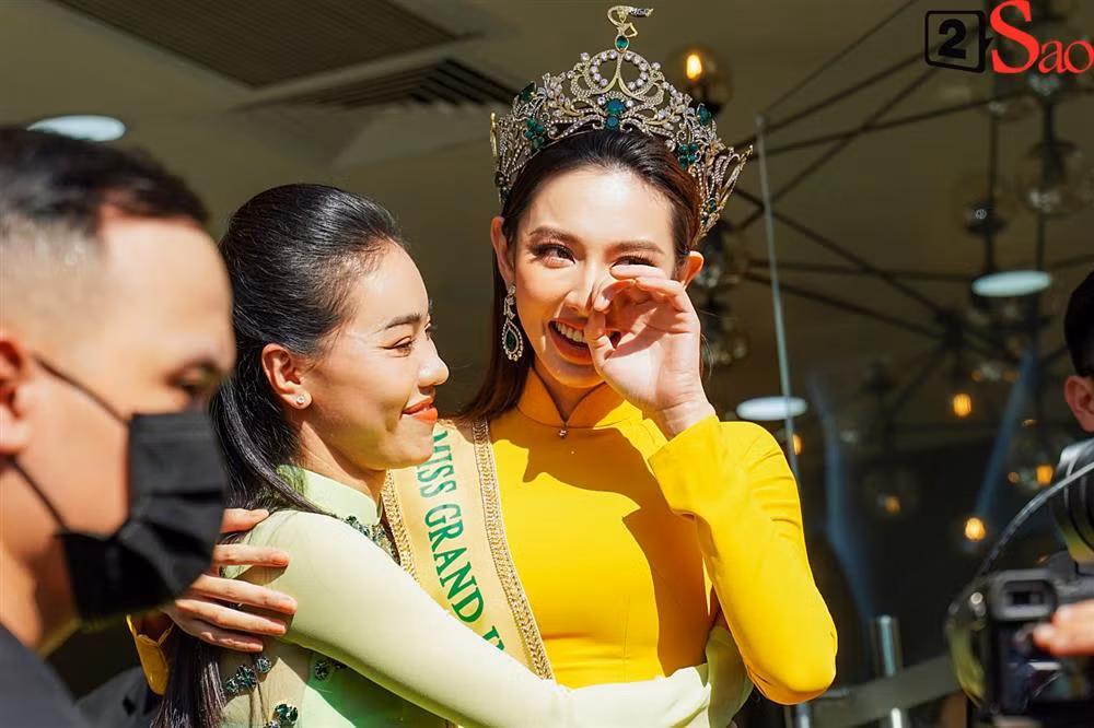 Trước tình cảm nồng nhiệt của khán giả đợi sẵn nơi đây, người đẹp 9X không khỏi xúc động. Cô bật khóc ngay khi mới xuất hiện.