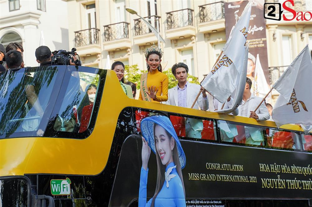 hiếc xe chở Nguyễn Thúc Thùy Tiên qua những tuyến đường TPHCM.