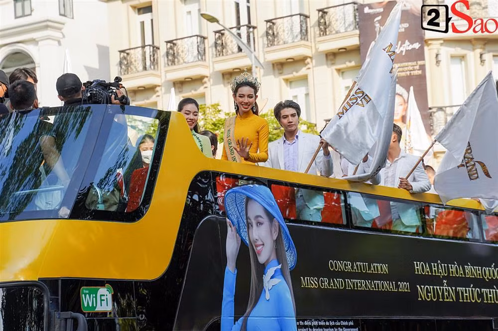 Chiếc xe chở Nguyễn Thúc Thùy Tiên qua những tuyến đường TPHCM.