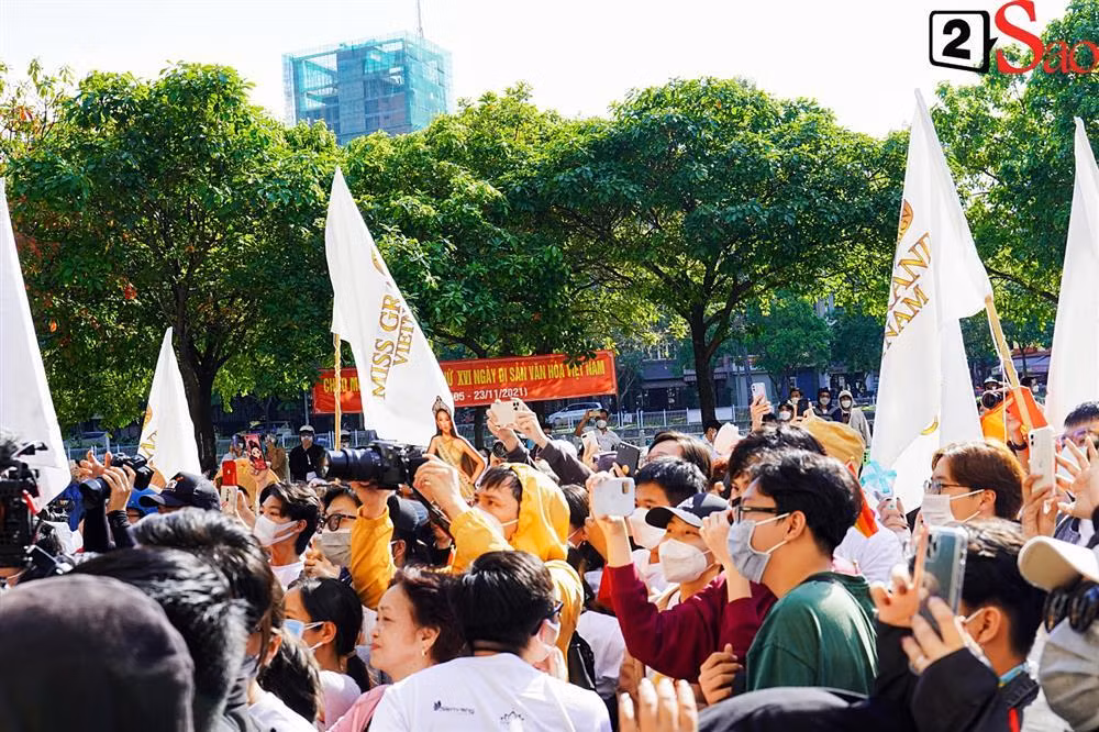 Nhiều khán giả đã chờ đợi cô.