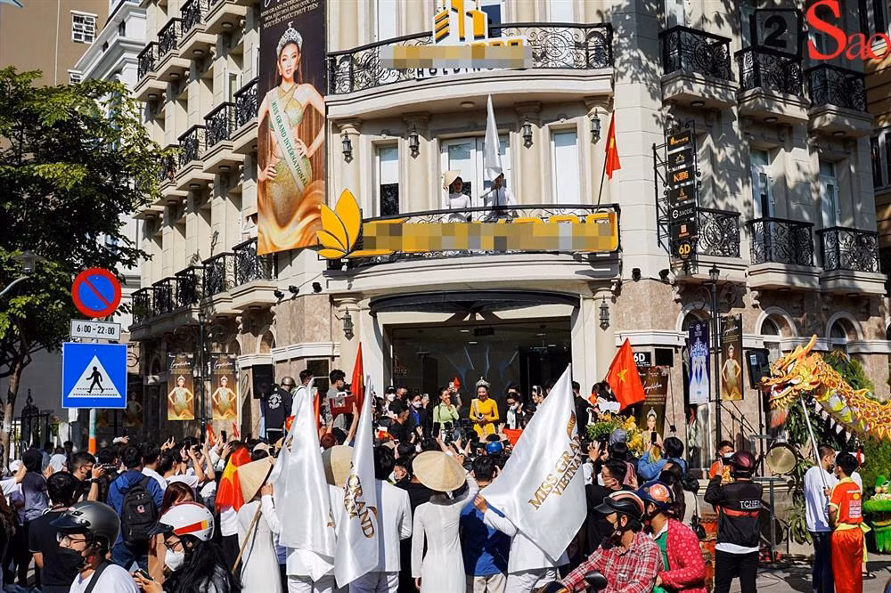 Khung cảnh khi Thùy Tiên vừa xuất hiện tại điểm xuất phát.