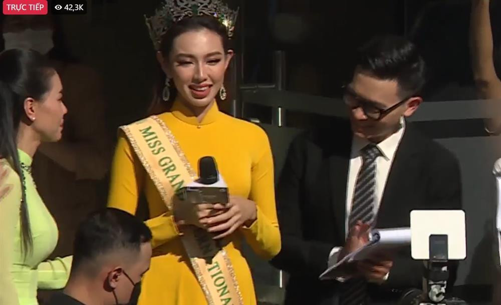 oa hậu giao lưu trước giờ diễu hành.