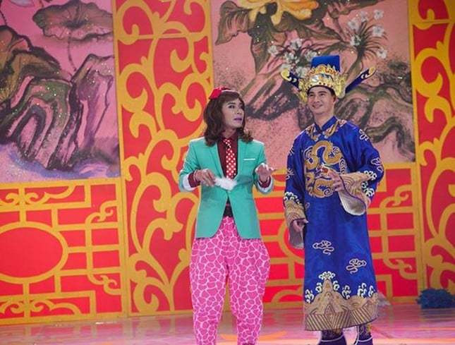 Sang năm 2014, nhân vật này được đeo nơ đỏ, dù mặc vest nhưng lại kết hợp quần hồng họa tiết. Trong khi đó tạo hình Nam Tào lại không mấy thay đổi so với những ngày đầu.