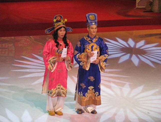 Nhân vật 'cô Đẩu' ở Táo Quân 2008 với chiếc áo màu hồng bắt mắt và phong cách ẻo lả hơn.