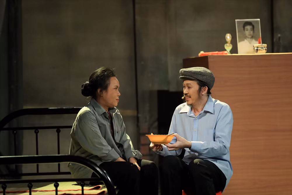 Danh hài Hoài Linh diễn sung sức trong đêm thi. Nhân vật của Hoài Linh - ông Tài chủ xóm trọ - vốn chỉ là một vai phụ, không nhiều đất diễn hay có các cảnh nặng nhưng vẫn tỏa sáng, tôn lên bạn diễn. Nhân vật ông Tài nhát gan, hay cợt nhả, miệng hay nói nặng nhẹ người khác nhưng luôn âm thầm giúp đỡ họ. Ông yêu bà Năm (Việt Hương đóng). Hai danh hài diễn tự nhiên, ăn ý, từng miếng hài đều lấy được tràng vỗ tay từ người xem. Hoài Linh chăm chút, hoàn thành tốt vai diễn trong khi các bạn diễn ít nhiều va vấp, mắc lỗi. Khi nhân vật ông Tám (tổ trưởng dân phố) - tình địch của ông Tài - thoại vấp, Hoài Linh phản xạ nhanh "cứu" bạn diễn: "Sao, rối rồi phải không? Tôi làm ông rối đúng không?". Vài năm gần đây, các nhân vật Hoài Linh diễn xuất trong kịch, phim thường một màu do anh diễn hoàn toàn tự nhiên. Trở lại sau ồn ào, danh hài tăng cân đặc biệt lối diễn có sự đầu tư khi nghiên cứu vai diễn tỉ mỉ. Một số người xem cho rằng Hoài Linh diễn "đã đời" sau thời gian không lên sân khấu.