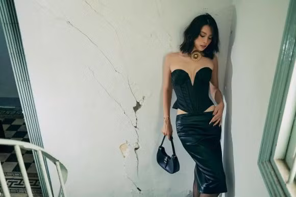 Từ khi đăng quang, nhan sắc cô nàng đang thăng hạng vượt bậc.