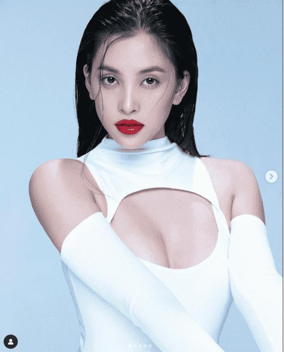 Không bao lâu sau khi tung ra loạt ảnh siêu đỉnh này, Tiểu Vy đã được cư dân mạng khen ngợi hết lời, đồng thời không quên thả tim rần rần cho nàng Hậu.