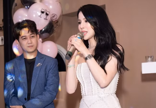 Hồi tháng 1, Diệp Lâm Anh xác nhận đã ly thân chồng và dọn ra ngoài ở riêng sau hai năm lục đục hôn nhân. Ca sĩ nói có thời điểm từng cố gắng hàn gắn vì con nhưng không thành. "Hôn nhân là hai phía cùng nhau xây dựng chứ không phải chỉ một người chịu đựng", Diệp Lâm Anh nói.