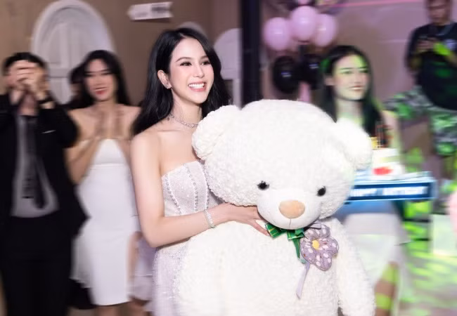 "Hiện tôi tập trung kinh doanh và chăm sóc các con là chính. Tôi vốn suy nghĩ tích cực, lạc quan nên việc cân bằng giữa các công việc và cuộc sống đều nằm trong khả năng của mình", người đẹp chia sẻ.