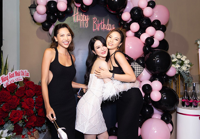 Cặp đôi Minh Triệu - Kỳ Duyên diện váy gợi cảm đi tiệc. Họ có mối quan hệ thân tình, gắn bó với chủ nhân bữa tiệc suốt nhiều năm qua.