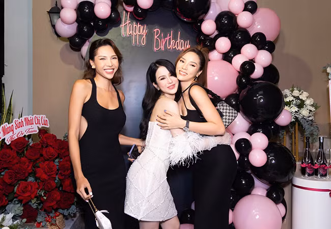 Cặp đôi Minh Triệu - Kỳ Duyên diện váy gợi cảm đi tiệc. Họ có mối quan hệ thân tình, gắn bó với chủ nhân bữa tiệc suốt nhiều năm qua.