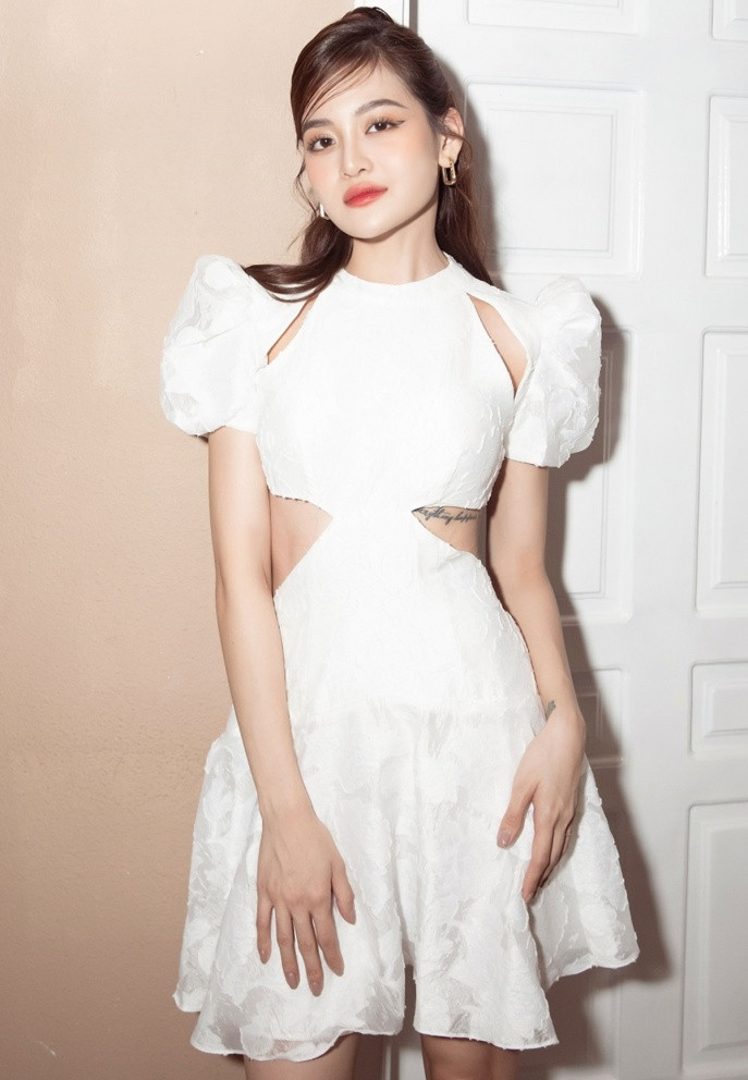 Thùy Anh diện váy khoét eo gợi cảm đến mừng sinh nhật người bạn thân.