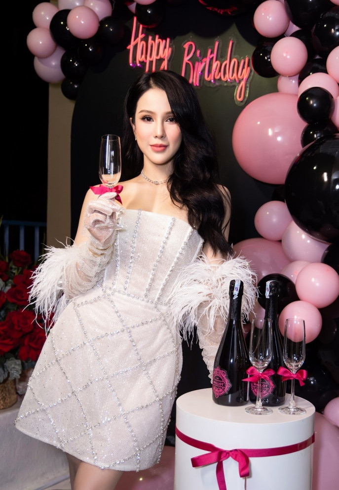 Diệp Lâm Anh xem buổi tiệc là dịp gặp gỡ, trò chuyện cùng bạn bè. Cô cho biết nỗ lực lấy lại tinh thần sau thời gian liên tiếp gặp phải chuyện buồn về gia đình.