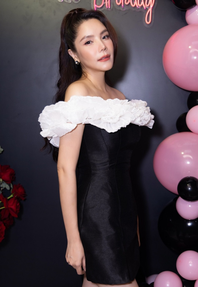 Kiwi Ngô Mai Trang được khen lấy lại dáng nhanh dù mới sinh con gái được 1 tháng.