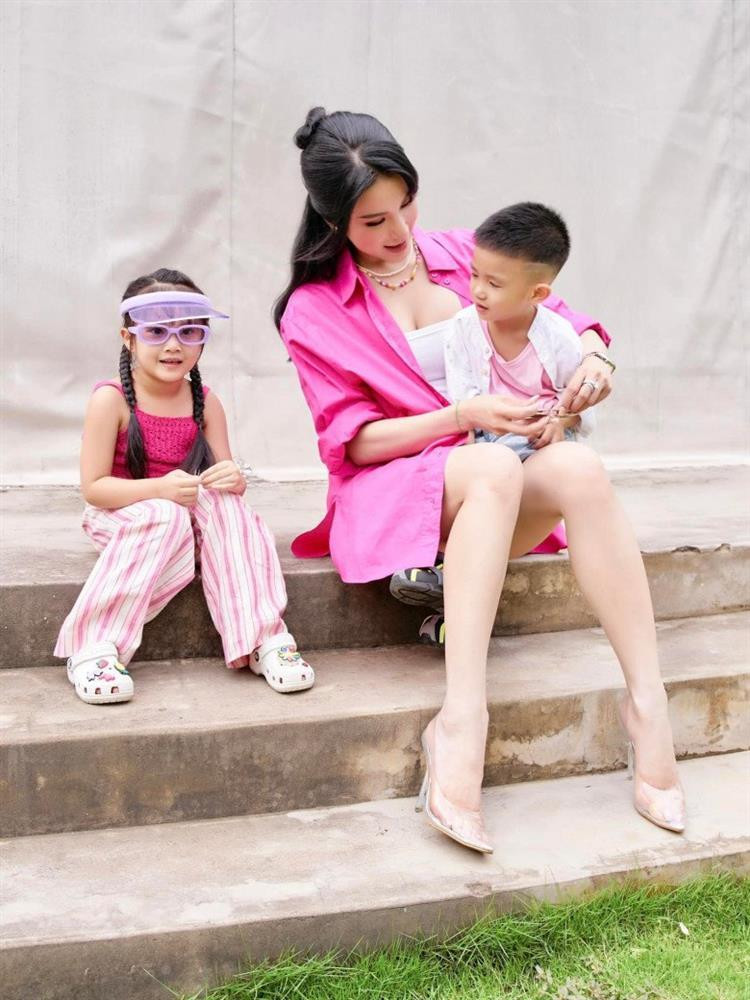 a mẹ con Diệp Lâm Anh lên đồ ton-sur-ton với gam hường xinh xỉu.