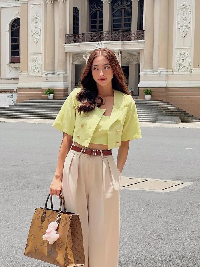 oa hậu Lương Thùy Linh ghi điểm với outfit dạo phố dịp nghỉ lễ đầy không khí mùa thu với sắc cốm - be hài hòa. Mỹ nhân Việt còn nâng tầm diện mạo với chiếc túi Louis Vuitton đắt đỏ.