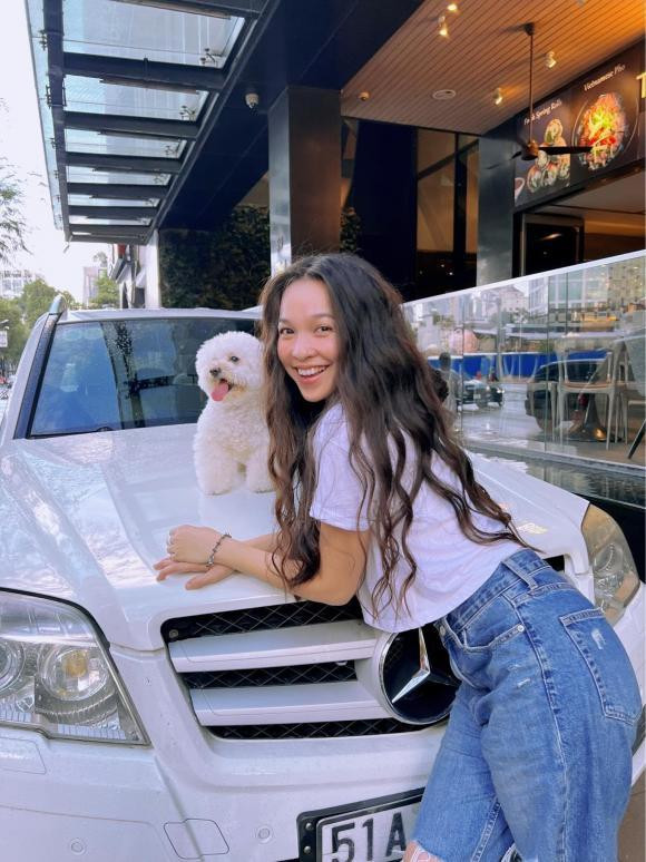 ẹ một con Hiền Thục trẻ trung như thiếu nữ với combo thời trang gồm áo croptop và quần jeans rách gối dịp nghỉ lễ.