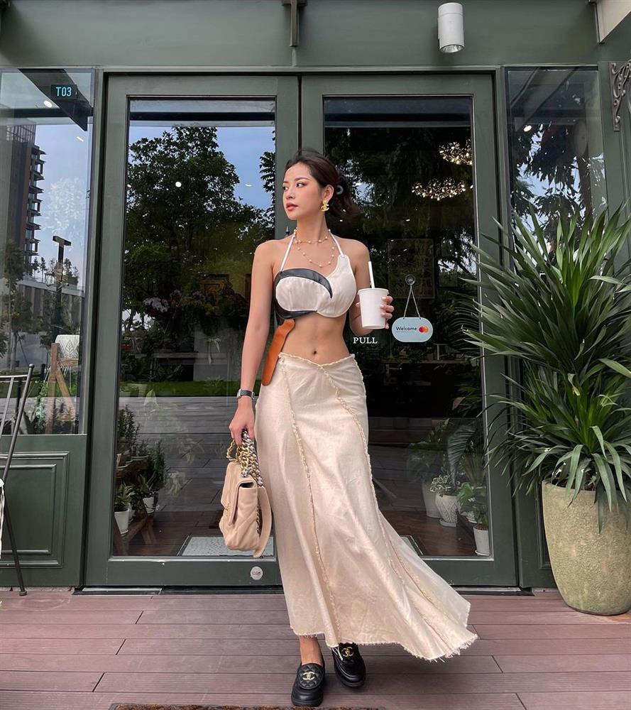 ao Việt Chi Pu "đốt mắt" với trang phục khoe vòng eo săn chắc không chút mỡ thừa. Cô diện áo cổ yếm phối với chân váy midi mềm mại, bay bổng.