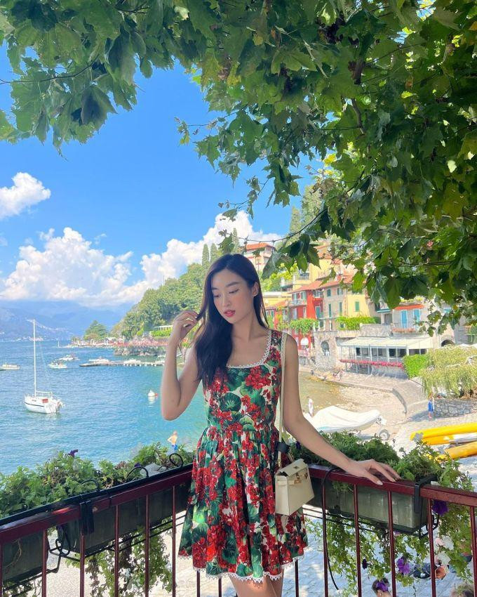 ịp nghỉ lễ 2/9, Đỗ Mỹ Linh du hí ở Ý. Check-in ở trời Tây, nàng hậu mặc chiếc đầm họa tiết sặc sỡ từ Dolce &amp; Gabbana kết hợp túi xách Hermès Kelly giá khoảng 300 triệu đồng.