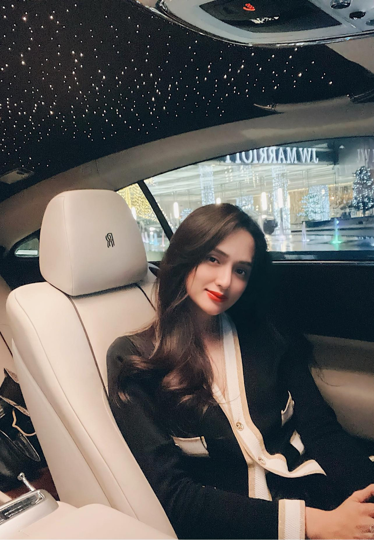 Hương Giang xinh đẹp dịu dàng.